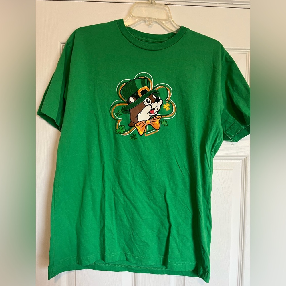 Size medium green Buc-ees St Patrick’s Day tshirt.  Great condition.